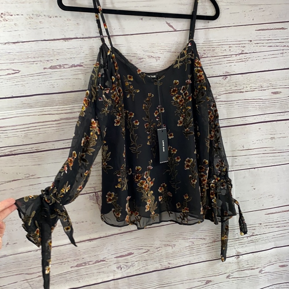 Beautiful floral print black cold shoulder top by Love Sam. XS-NWT